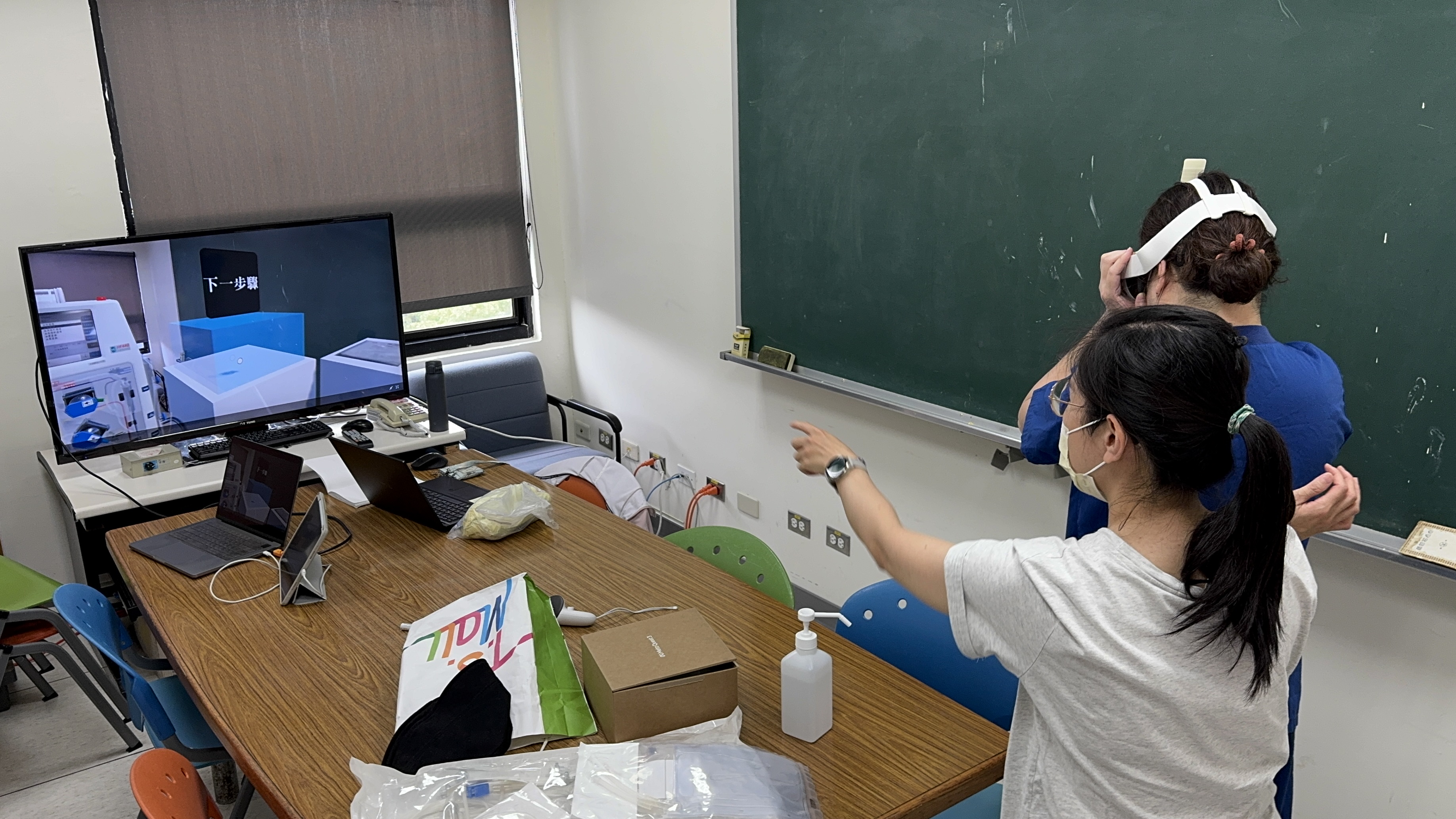 元宇宙在科學與跨領域教育之實作、研究與推廣應用:以混合實境兒科連續性腎臟替代療法互動學習系統為例