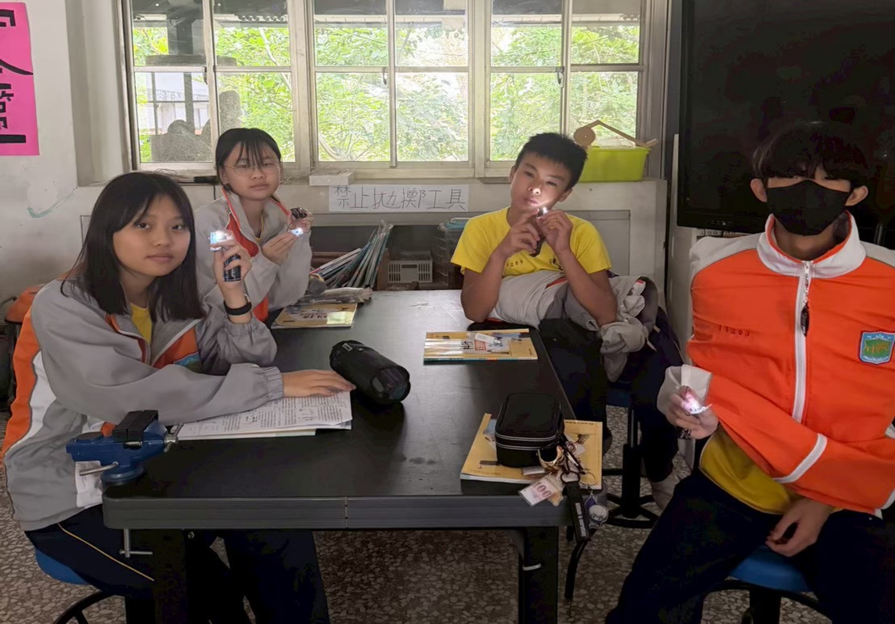 電晶體控制電路教具開發